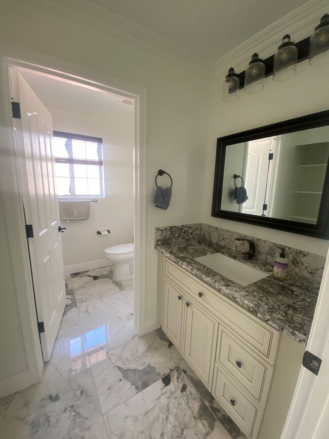 Building Photo - Fully Furnished 3 Bedroom Rental on the Go...