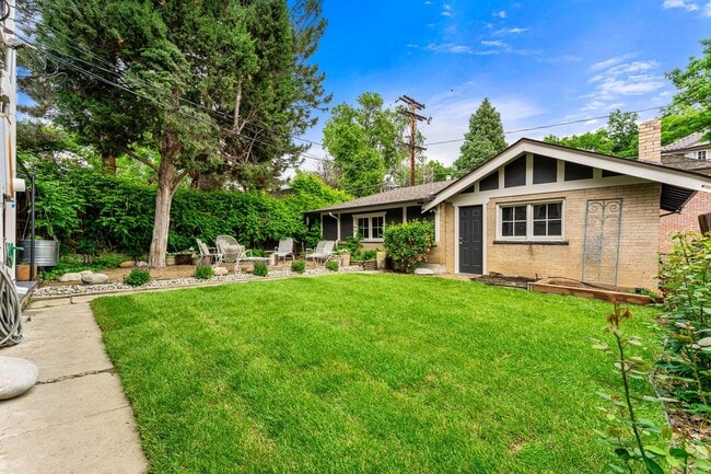 Building Photo - LOCATION LOCATION!! Stunning home located ...