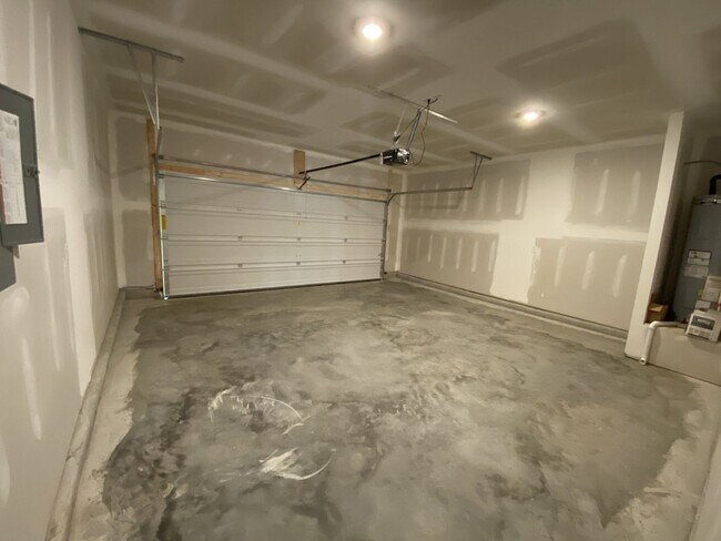 Building Photo - Nice Four Bedroom Home in Lebanon
