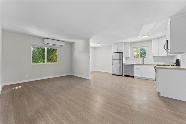 Primary Photo - 631 E Elk Ave