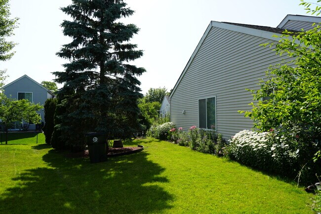 Building Photo - 127 Amberly Dr