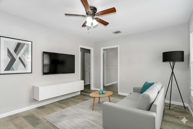Building Photo - Cozy 2 Bedroom 1 Bath Duplex in Cleburne TX. 50% off One Month’s Rent!