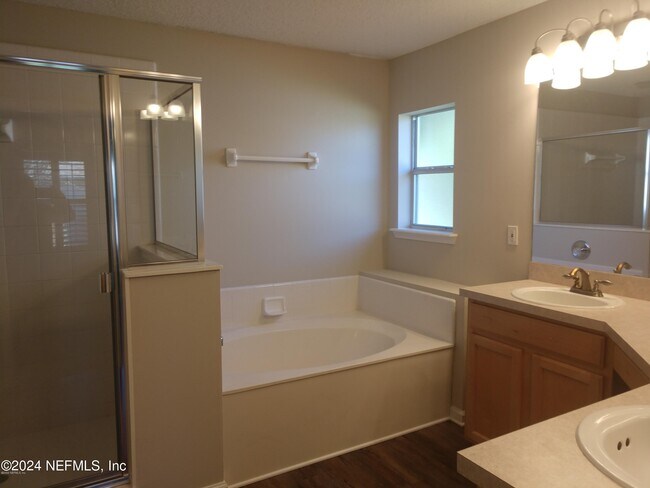 Building Photo - 14019 Crestwick Dr W