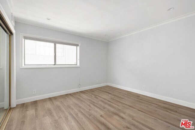Building Photo - 423 Rexford Dr