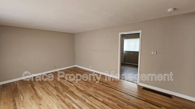 Building Photo - 7855 Kenwood St