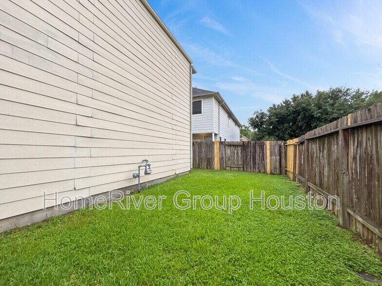 Building Photo - 835 Forest Ivy Ln