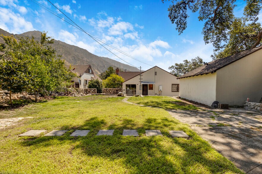 Building Photo - 2151 N Altadena Dr
