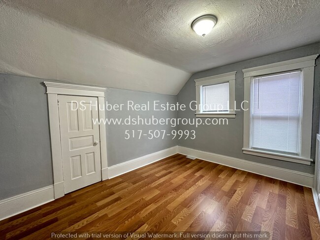 Building Photo - 3 Bedroom Home With New Vinyl Plank Flooring