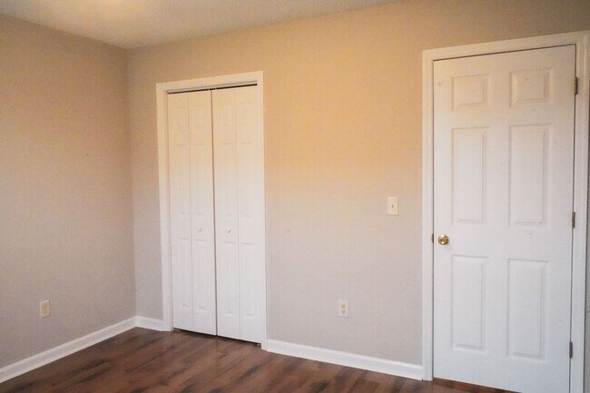 Building Photo - 438 Edgewater Dr