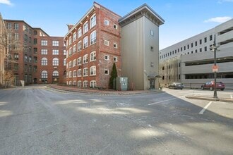 Building Photo - 200 Market St