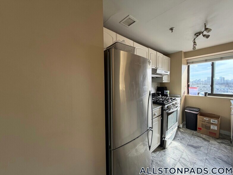 Building Photo - 15 N Beacon St