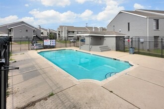 Building Photo - 12500 Sandpiper Dr