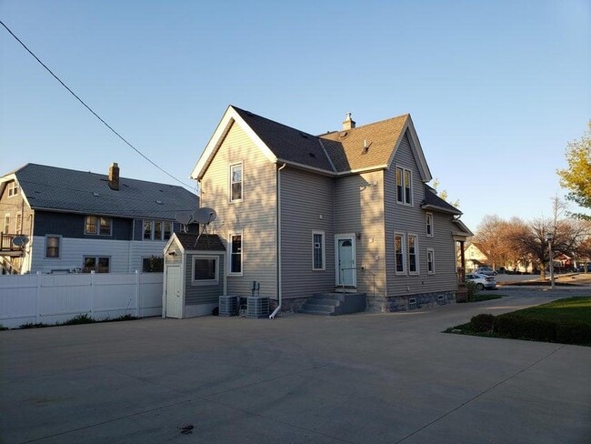Building Photo - 1333 S 62nd St