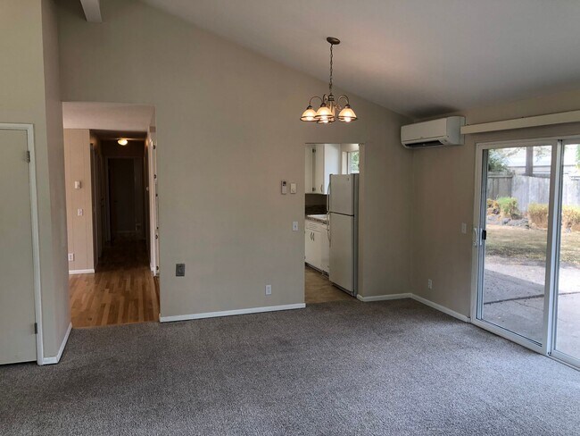 Building Photo - Updated 3 bedroom 1 1/2 bath home in a gre...