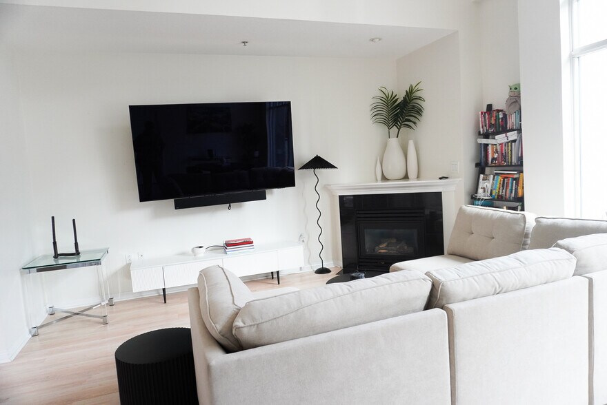 Building Photo - 555 Front St