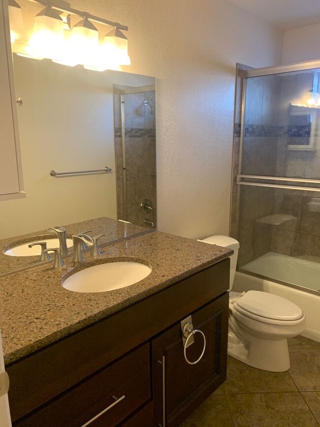 Building Photo - Downtown Townhome