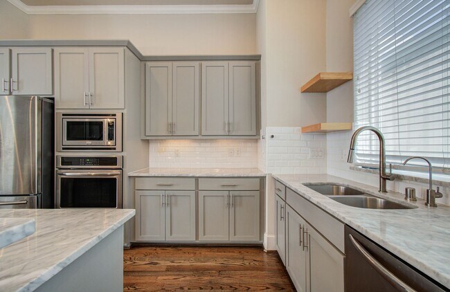 Building Photo - Beautiful 3-story House In the Heart of Ho...