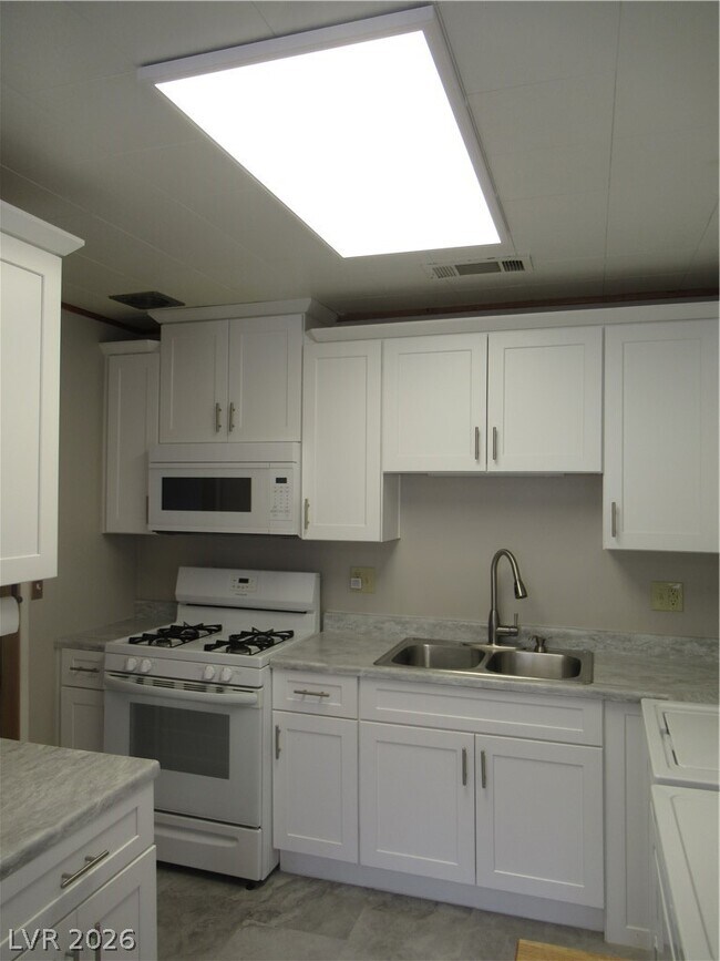 Building Photo - 107 E Pacific Ave