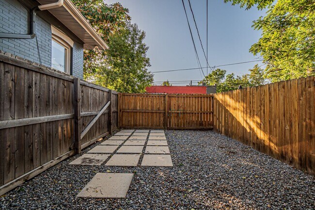 Building Photo - Remodeled 1BD, 1BA in the Highlands with Back Yard