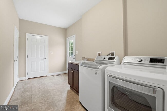 Building Photo - 42240 Hiddenwood Ln