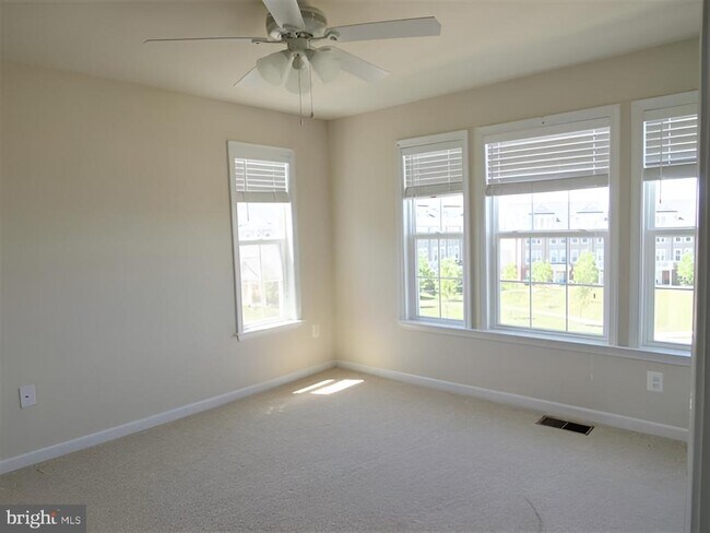 Building Photo - 42581 SUNSET Sq