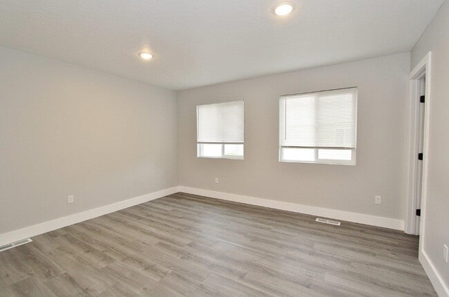 Building Photo - 402 Hazel Ave