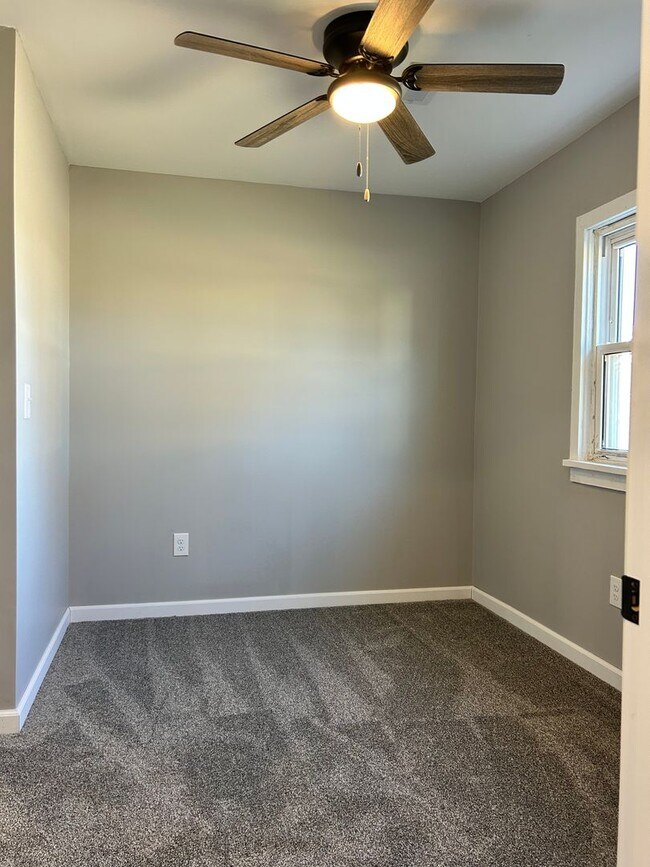 Building Photo - Newly Remodeled!