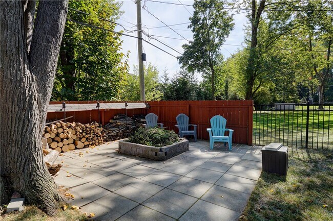 Building Photo - 984 Danby Dr