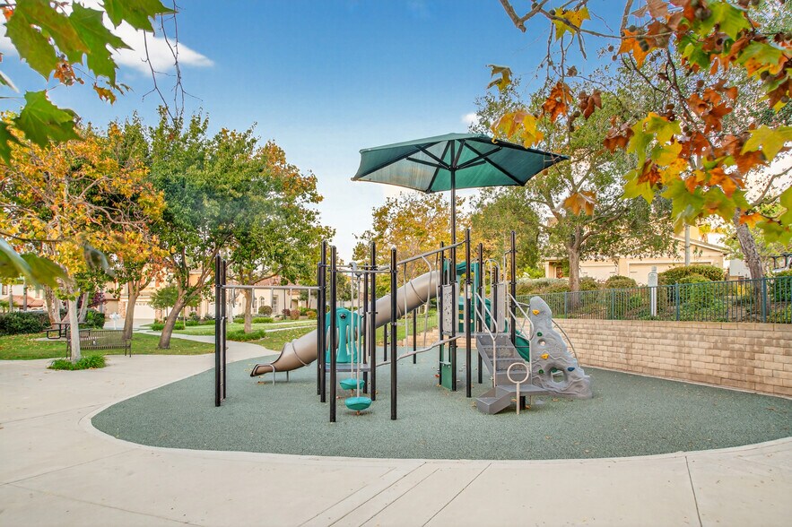 Building Photo - 660 Camino de la Luz