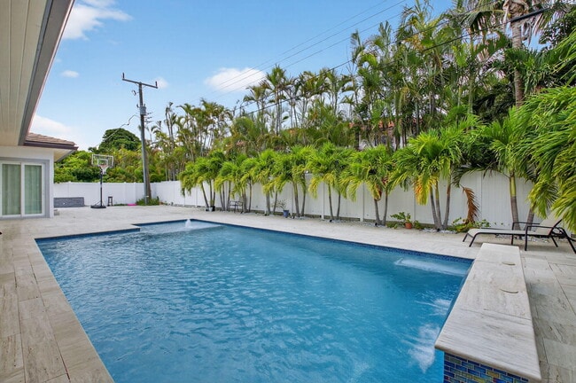 Building Photo - 711 NE 6th St