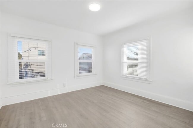 Building Photo - 548 N Kenmore Ave