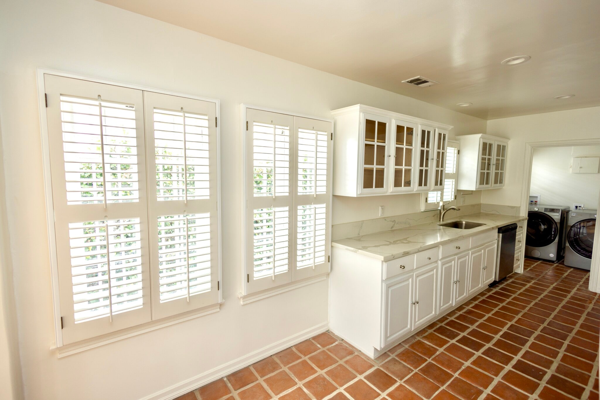 Building Photo - 446 S La Peer Dr
