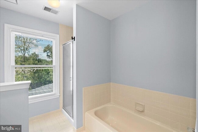 Building Photo - 8608 Oak Brook Ln