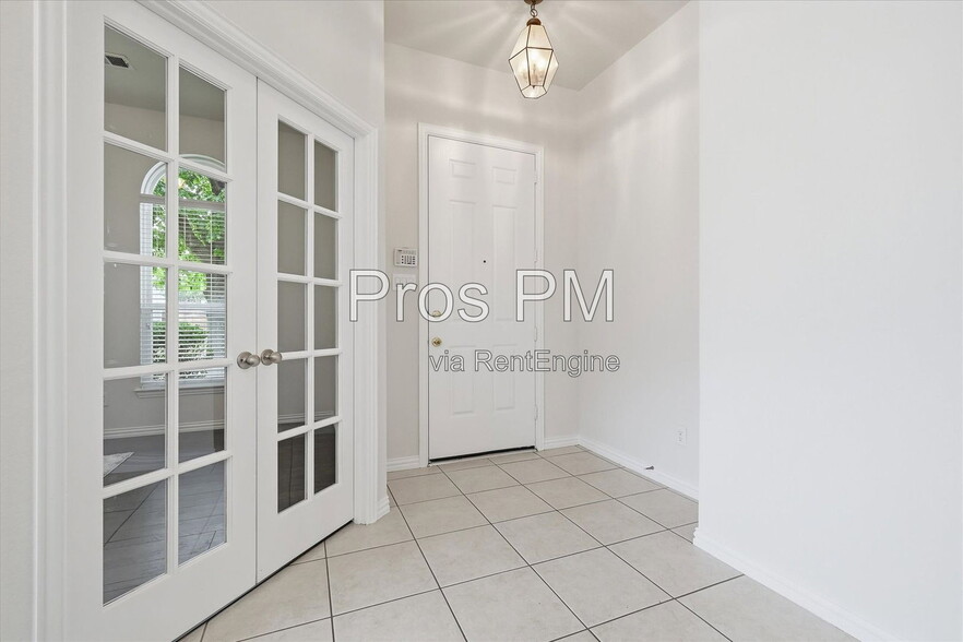 Building Photo - 2432 Chesterwood Dr