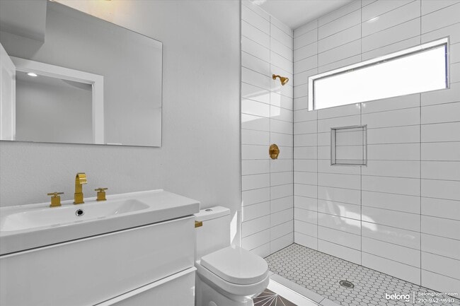 Building Photo - 810 Iowa St