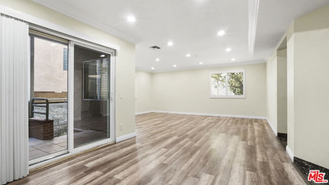 Building Photo - 420 Riverdale Dr