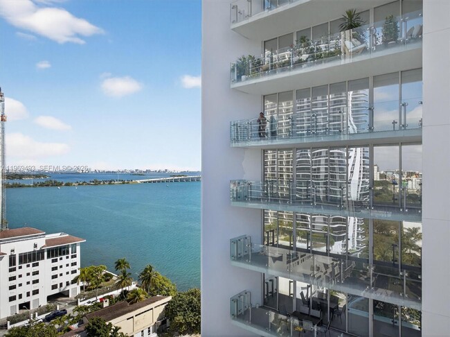 Building Photo - 700 NE 26th Terrace