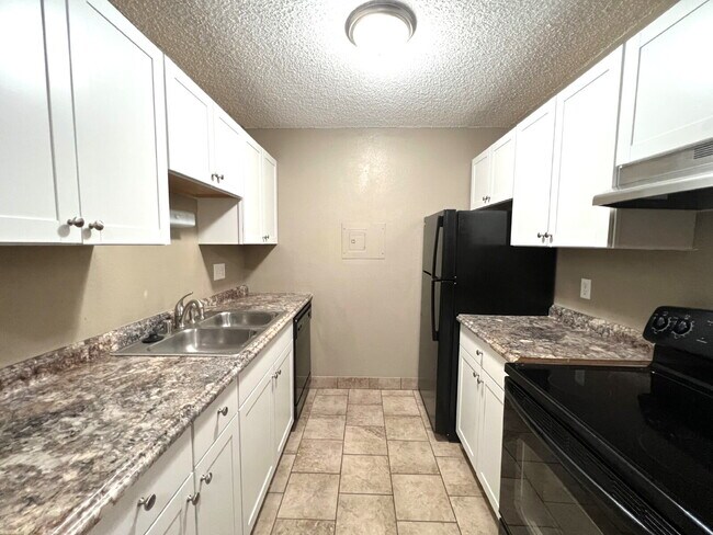 Building Photo - 2BR Condo - Utilities included