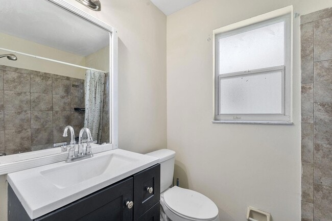 Building Photo - 1340 W 35th St