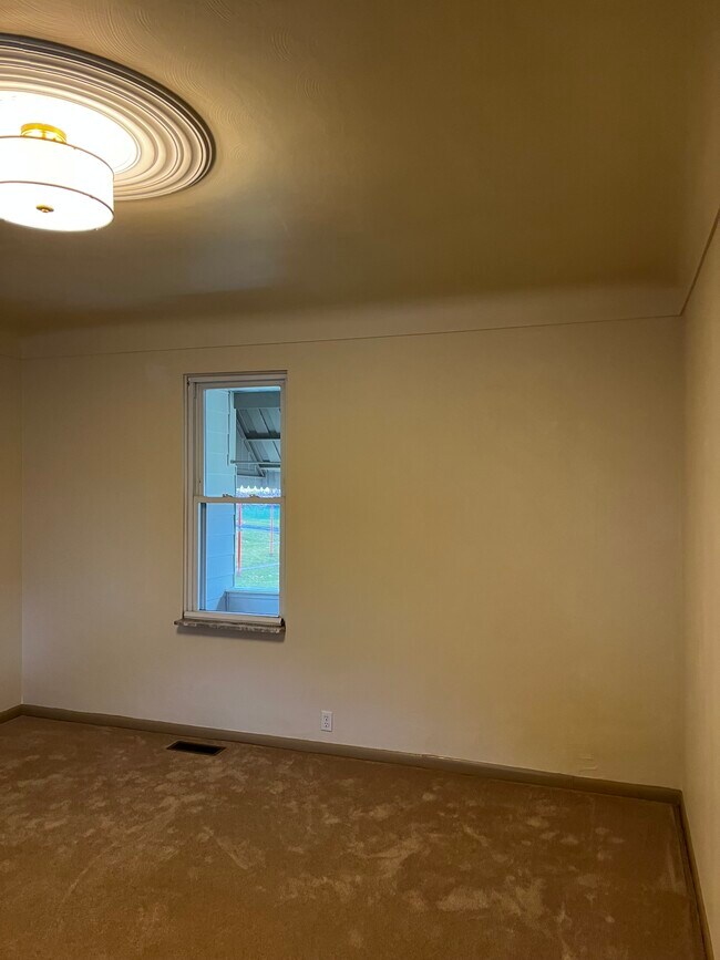 LR with cove ceiling - 201 Oak St