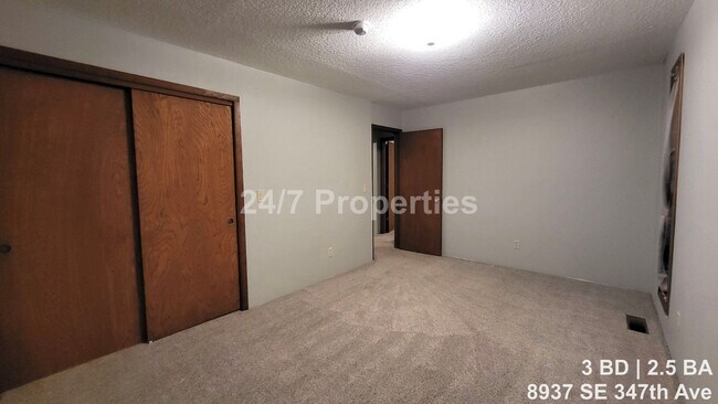 Building Photo - Not-So-Boring Living - 3BD Home with a View of Mt. Hood