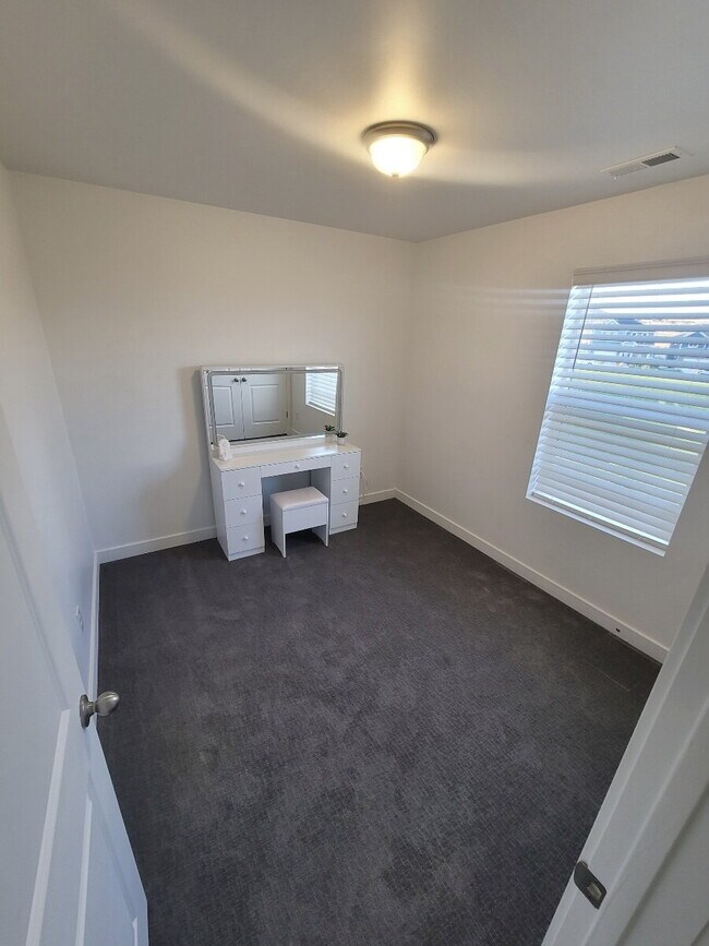 Building Photo - "Spacious 4-Bed Townhouse with Scenic View...