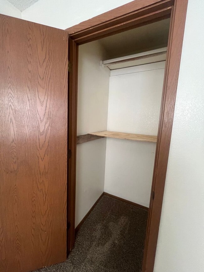 Building Photo - Townhouse with Garage!