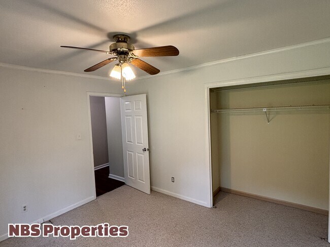 Building Photo - 7404 Foxglove Ln