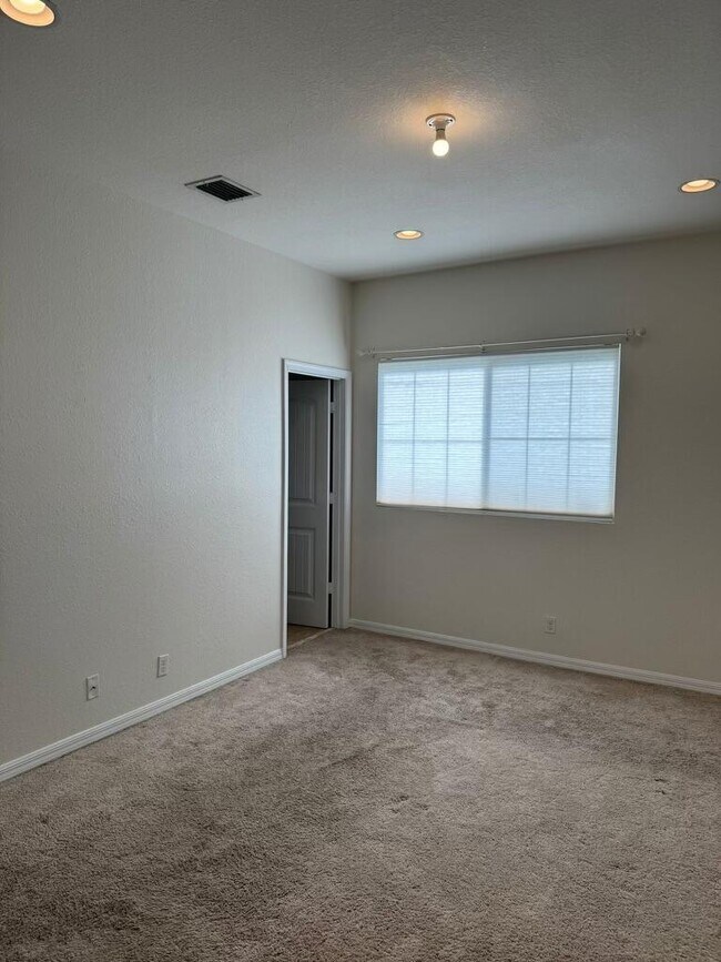 Building Photo - 2602 Webb Ave