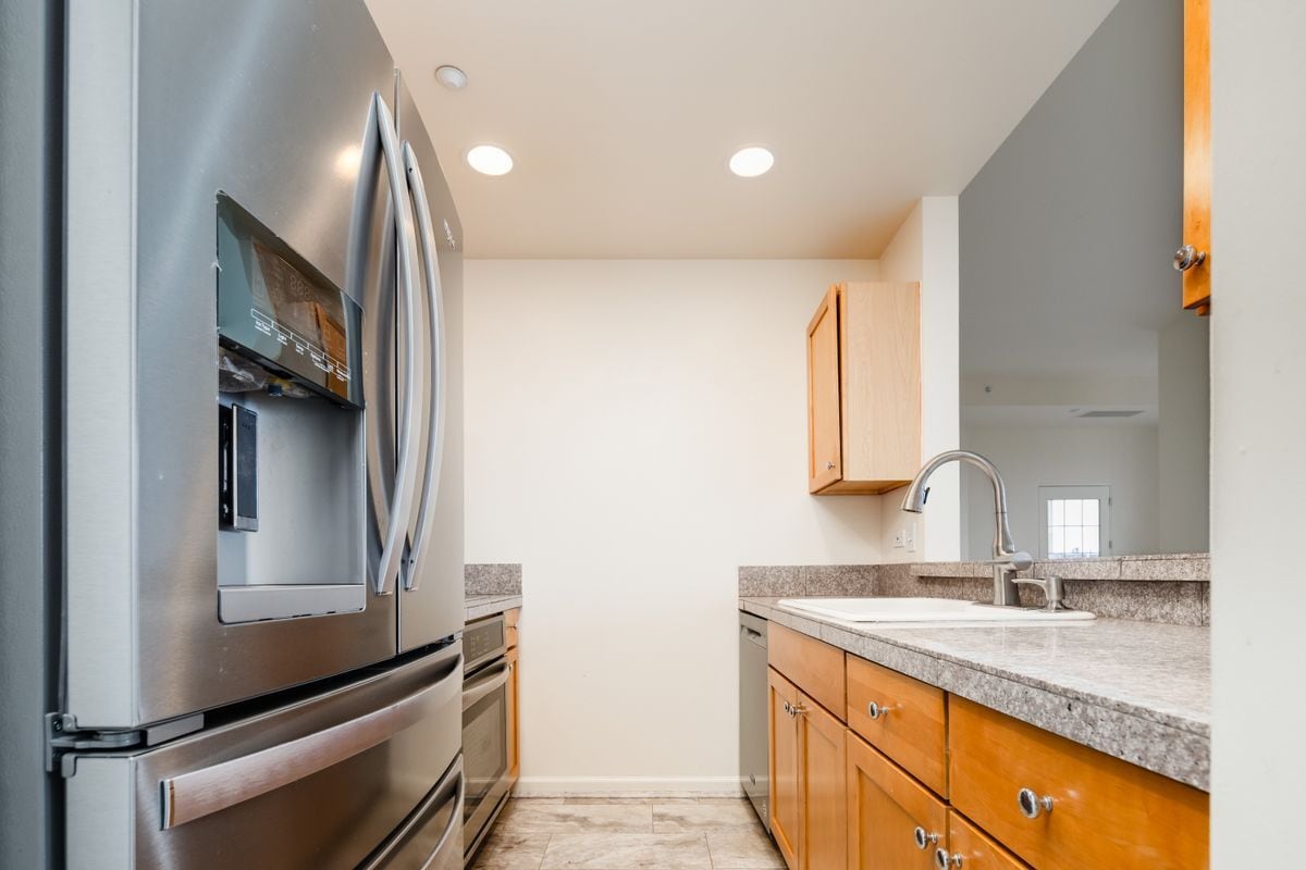 Building Photo - 475 W 12th Ave