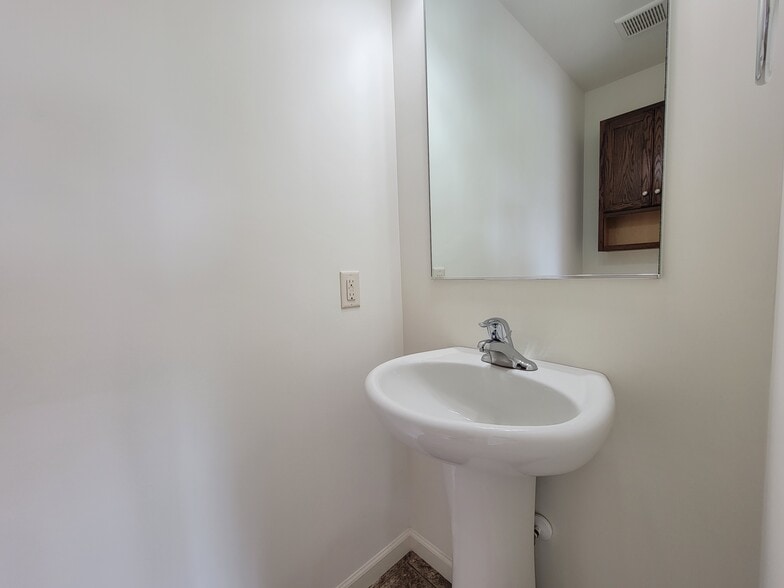 Building Photo - 74 Gable Dr