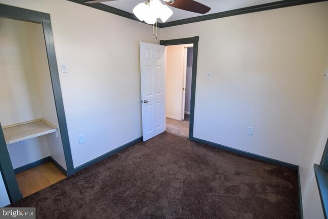 Building Photo - 1071 W Bristol Rd