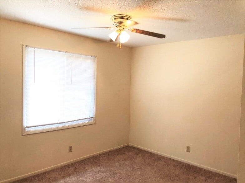 Building Photo - 2017 NW Hickory Ln