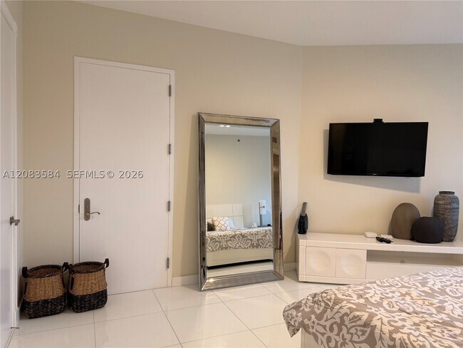 Building Photo - 15811 Collins Ave